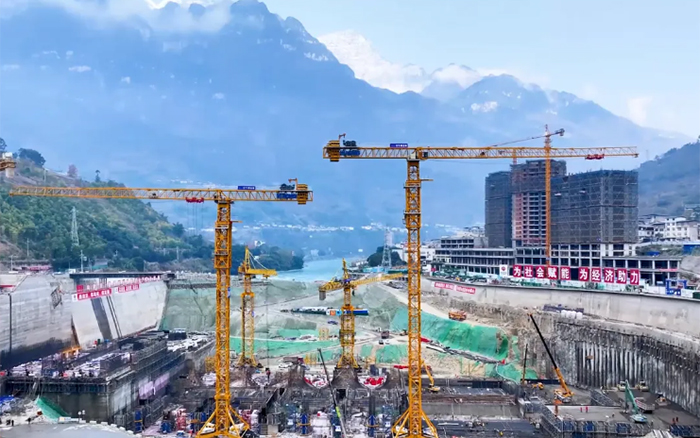 峡谷之间，，，，，，， 大渡河畔，，，，，，，8827太阳集团行走“钢铁巨人”助力水电建设