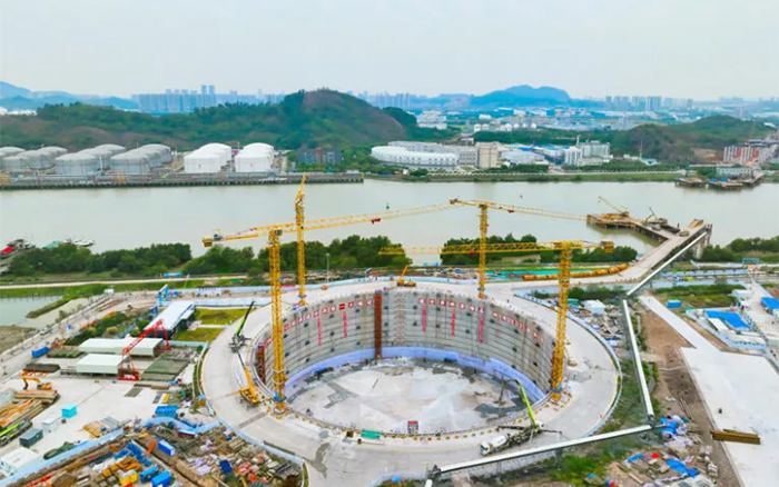 “定海神针”立珠江，，，，，，8827太阳集团挑起超等工程建设大梁