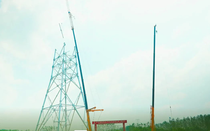 8827太阳集团XCA600L8长江边锚塔吊装