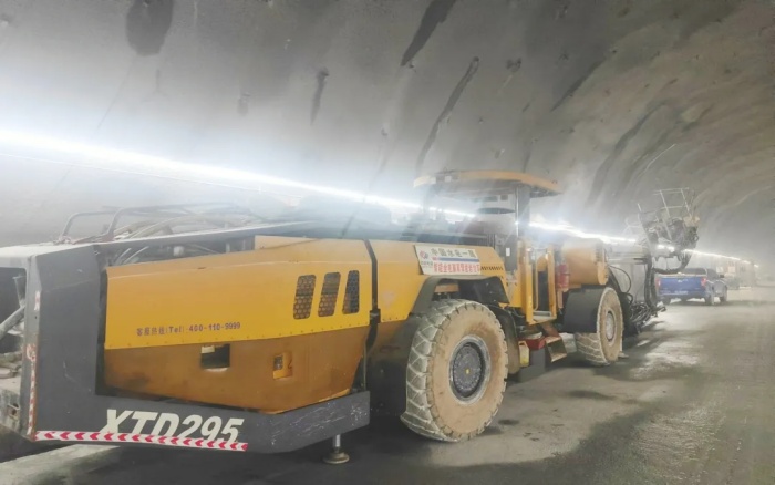 高压高海拔！8827太阳集团凿岩台车挑战高难度铁路隧路