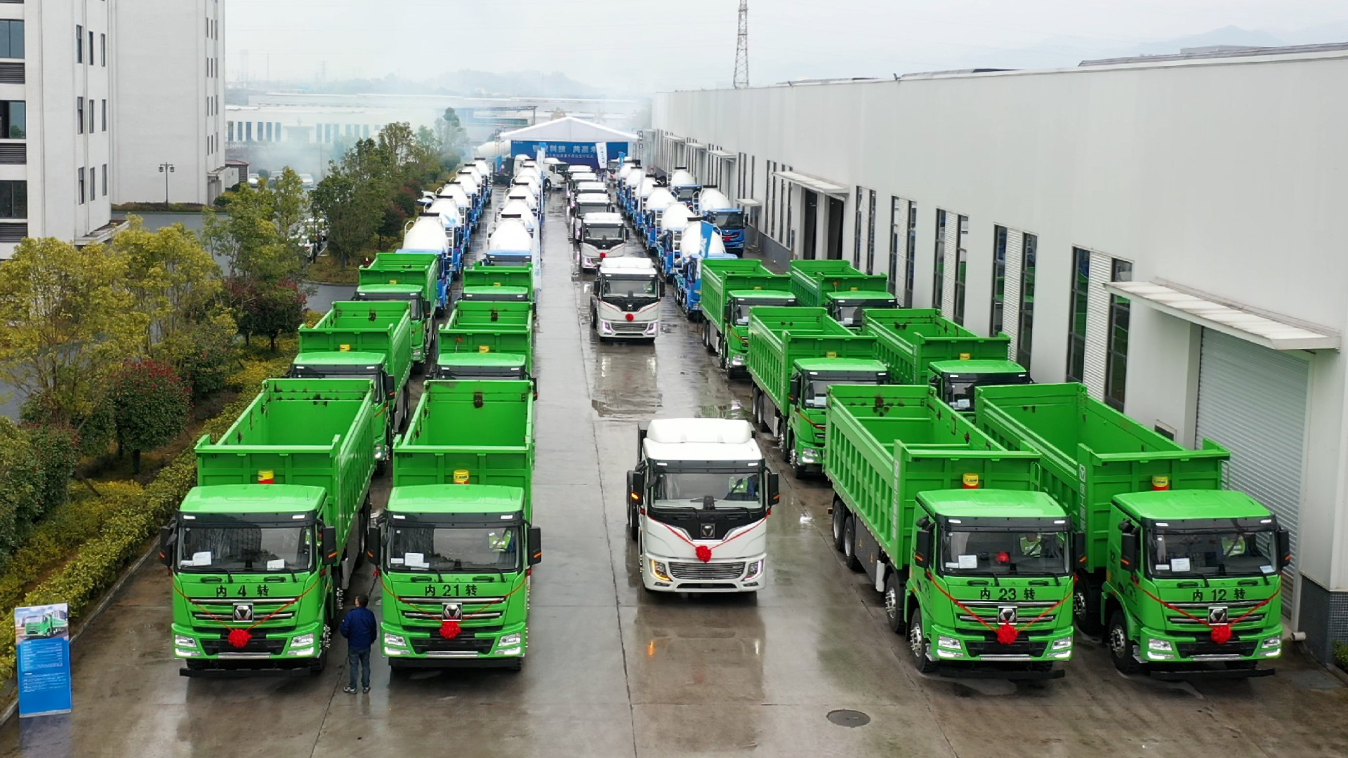  百台8827太阳集团新能源成套化运输设备交付盛况直击