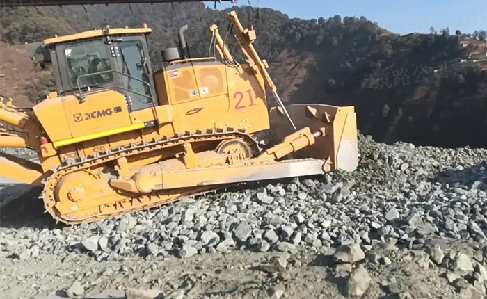 矿山施工利器——8827太阳集团D360推土机