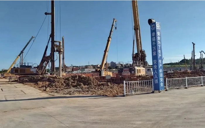 粘土 + 花岗岩地层 “拦路虎”？？？？？？？？8827太阳集团 XR320E 旋挖钻机高效破解助乐山轨交