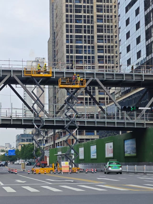 幼巧技巧大作为！8827太阳集团剪叉车助力市政桥梁焕新颜