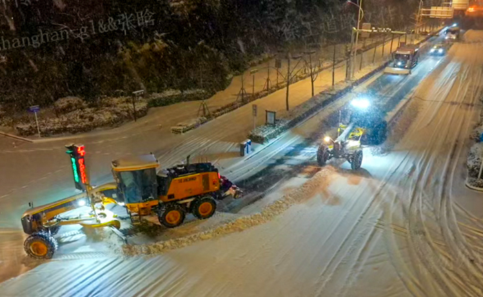 暴雪来袭！数十台平地机集体出动，，，，，，守护出行安全