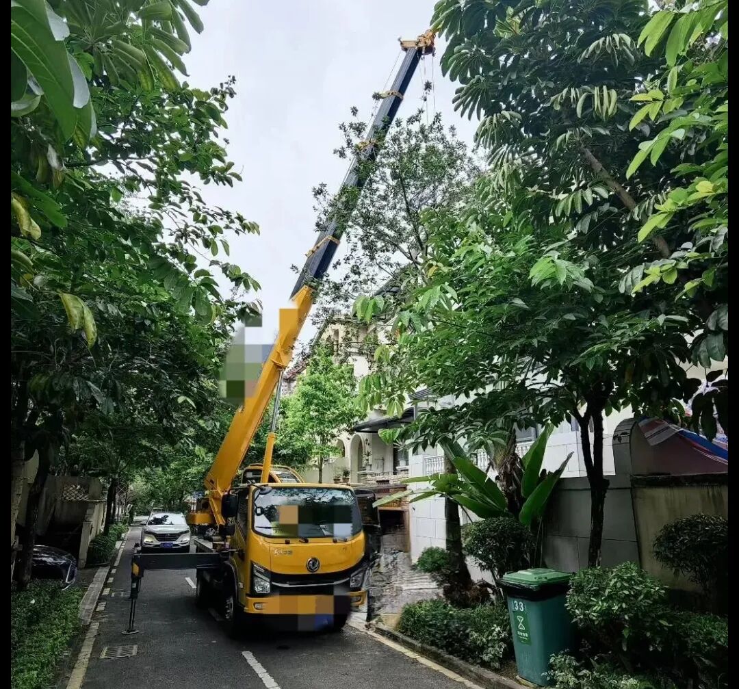 六楼窗口吊空调？？？？？？？？窄小路种大树？？？？？？？？有这辆“幼钢炮”，，，，，施工队再也不愁了