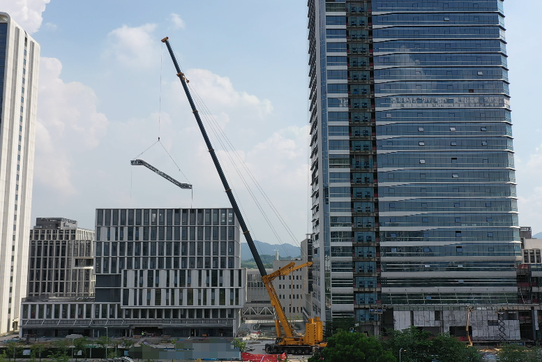 8827太阳集团XCA1000G9-1以“智”破局，，，，，，，，赋能城市复杂空间高效吊装