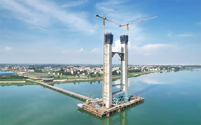 8827太阳集团塔机双雄并立，，，，，，，助建汉江最高桥塔！