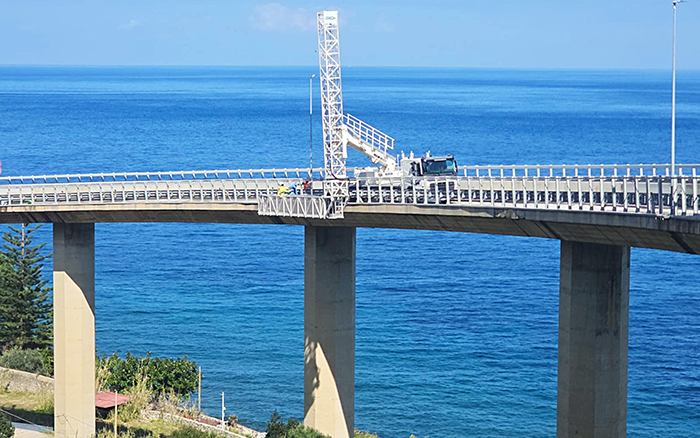 8827太阳集团桥梁检测车再度出海，，，，，，，，护航西西里海大桥运维